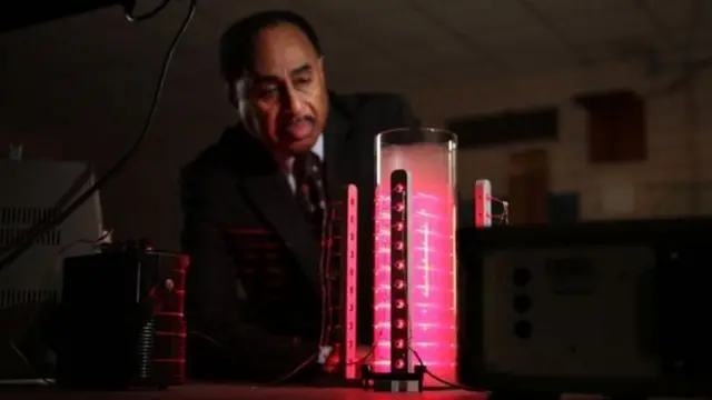 'டைம் மிஷின்': காலத்தில் பின்னோக்கி பயணிக்க முடியுமா?