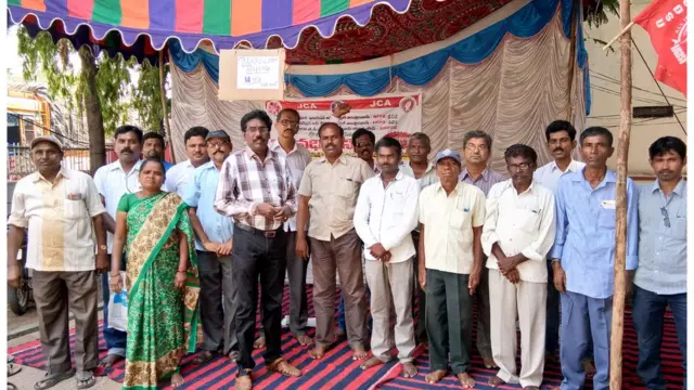 ధర్నా చేస్తున్న తపాలా సిబ్బంది