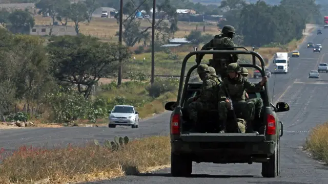 Militares en una carretera de Tecalitlán