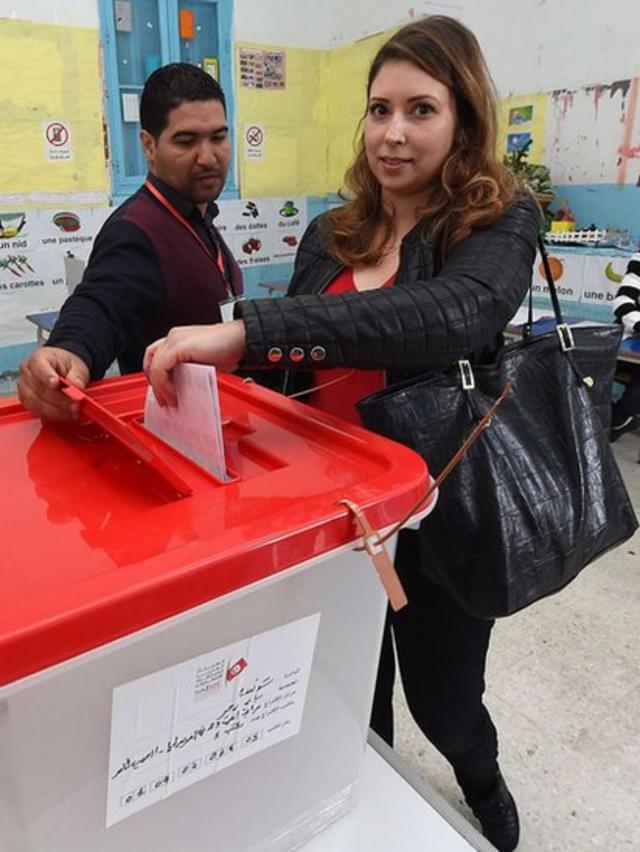 Una mujer vota en las elecciones en Túnez.