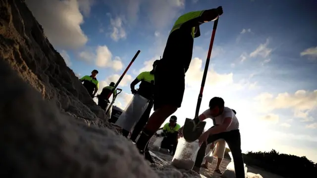 Флорида готовится к удару "Ирмы": жители наполняют мешки песком