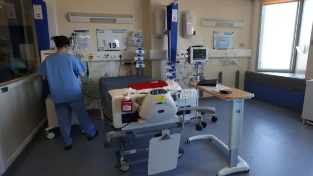 Hastanelerin üzerindeki aşırı yükün kaldırılabilmesi kararlarda kritik önem taşıyor