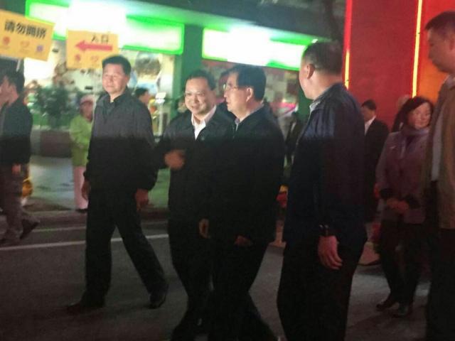 據微博網民向BBC中文網提供的照片顯示，廣州市越秀區委書記王煥清曾陪同在胡錦濤的身旁。