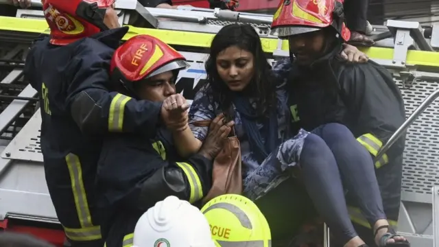 একজনকে উদ্ধার করে নিয়ে আসছেন কর্মীরা।