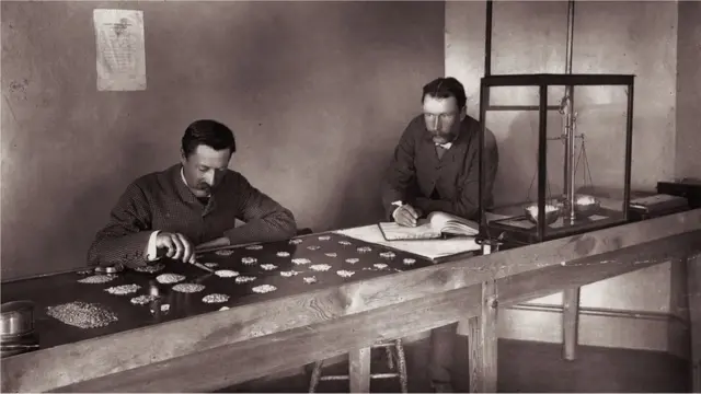 La grande majorité des diamants sont petits et proviennent du manteau supérieur de la Terre, juste en dessous de la croûte.