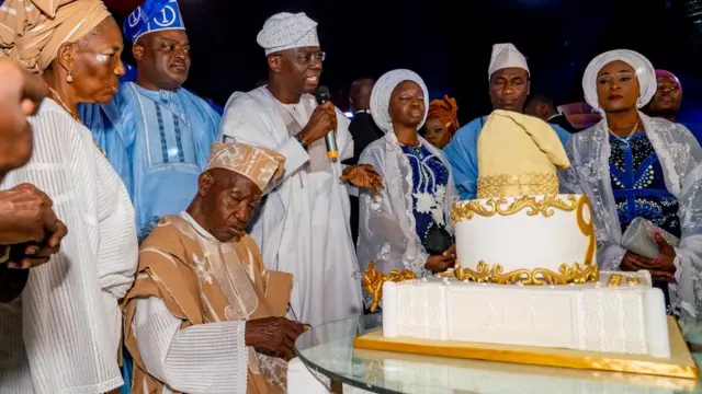 Jakande n ge akara oyinbo