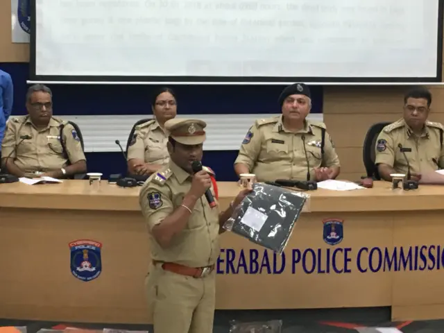 కేసు వివరాలు వెల్లడిస్తున్న పోలీసులు