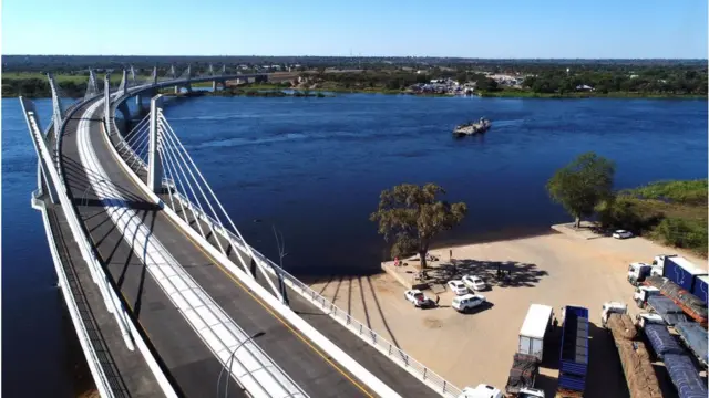 Une vue aérienne du nouveau pont de Kazungula sur le fleuve Zambèze à Kazungula, au Botswana, le 10 mai 2021.