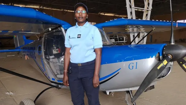 Capitaine Mame Rokhaya Lo dans un aéronef de la gendarmerie Sénégalaise