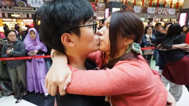 微风台北车站照惯例举行Non-stop不停接吻比赛参赛者