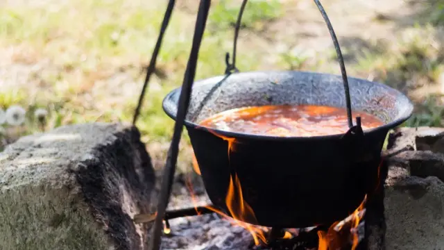 Кастрюля над костром