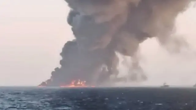 பற்றி எரியும் கப்பல்.