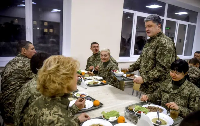 Порошенко відвідує їдальню 142-го навчального тренувального центру ССЩ ЗСУ у м. Бердичів, 6 грудня 2016 року