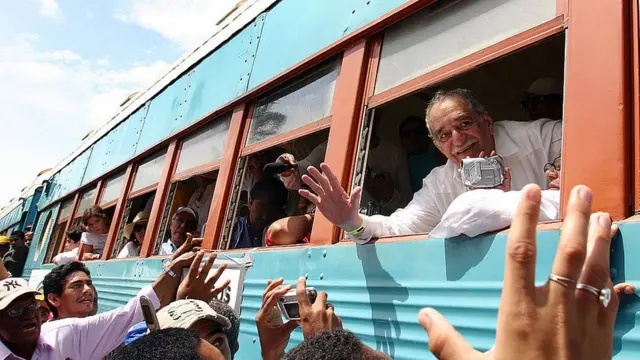 Gabriel García Márquez saluda a seguidores en 1982