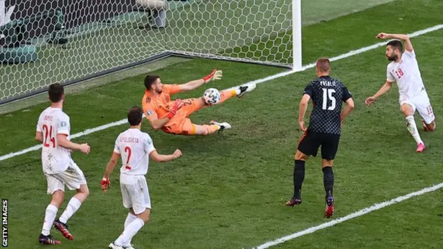 اونای سیمون، دروازه بان اسپانیا اگر چه مقصر مسلم گل به خودی تیمش از فاصله 45 متری بود اما در ادامه توانست با مهارهای خوب کرواسی را بارها ناکام بگذارد