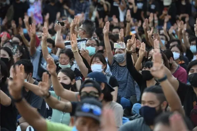 ผู้ชุมนุมชู 3 นิ้ว วันที่ 18 ก.ค. 2563