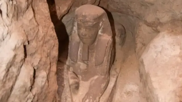 Les archéologues ont découvert le sphinx en drainant l'eau du temple pharaonique de Kom Ombo.