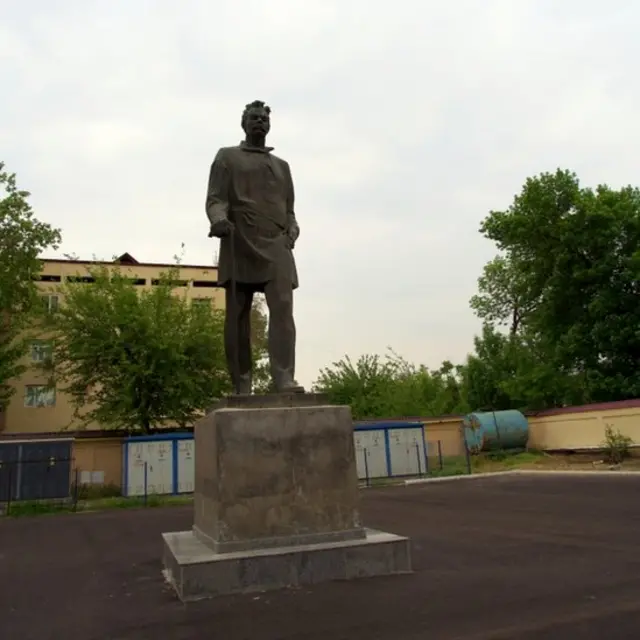 Максим Горький ҳайкали