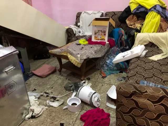 ధ్వంసమైన ఇంట్లోని వస్తువులు