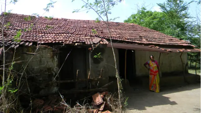 કાનજીભાઈનું પોંસરાનું ઘરઃ આગળથી અને પાછળથી. જૂન, 2012માં લેવાયેલી આ તસવીરોના થોડા મહિના પછી જર્જરિત ઘર પાડી નાખવામાં આવ્યું.