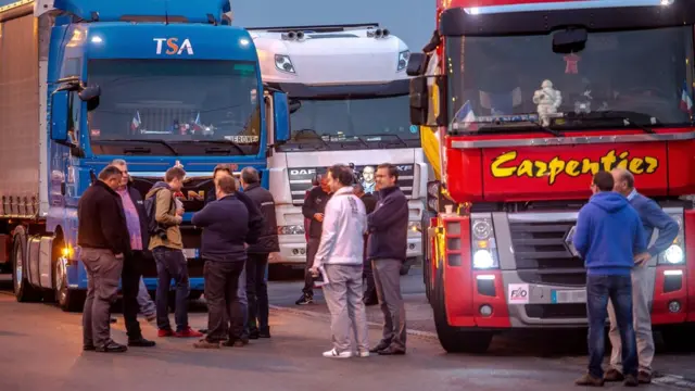 Kamyonlar kampı protesto etmek için A16 yolunu tıkadı.