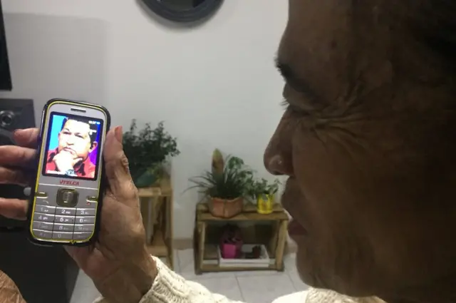 Esperanza con su celular
