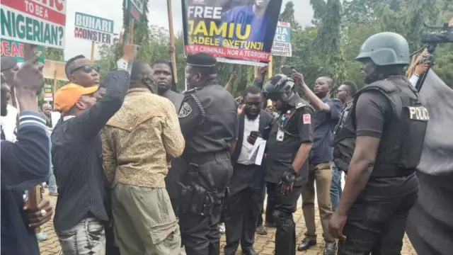 Police block youths for Abuja