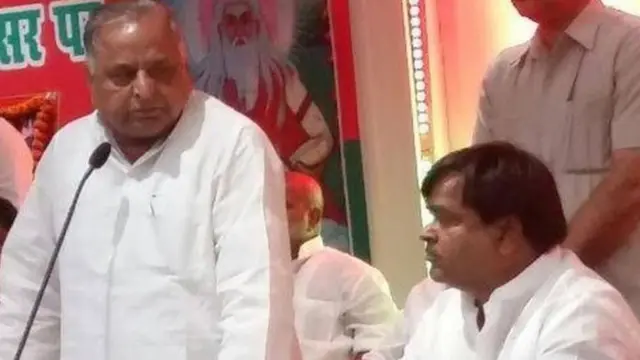 गायत्री प्रजापति और मुलायम सिंह यादव