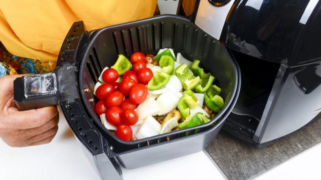 Cocinar con freidora de aire o en el horno: ¿Qué es más económico y  saludable?
