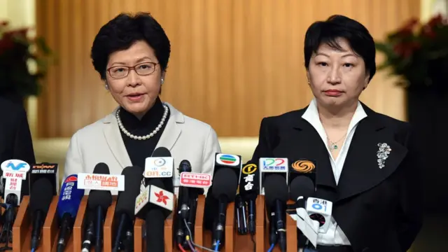 林鄭月娥（左）與鄭若驊（右）在香港政府總部會見媒體記者（中新社圖片5/1/2018）