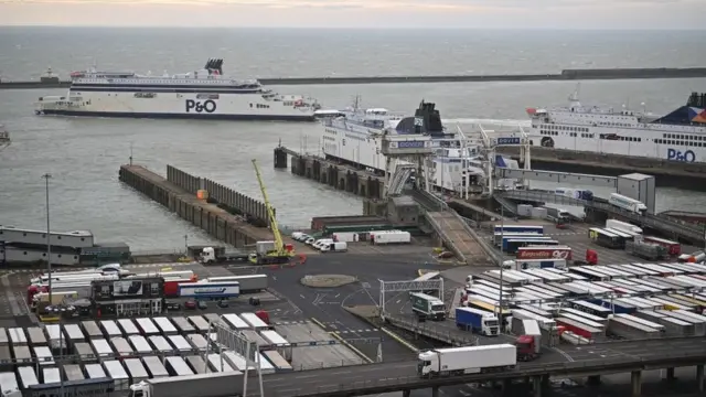 ডোভারের টানেল ও ফেরি দিয়ে কোন যানবাহ ব্রিটেন থেকে ফ্রান্সে যেতে পারছে না