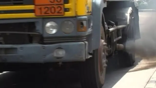 Ọkọ kan ti eruku n jade ninu rẹ