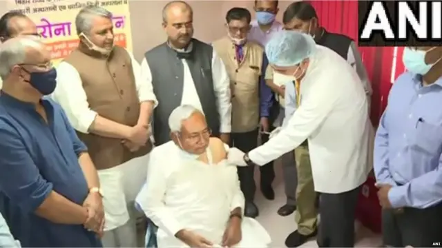 बिहार के मुख्यमंत्री नीतीश कुमार कोरोना का टीका लगवाते हुए