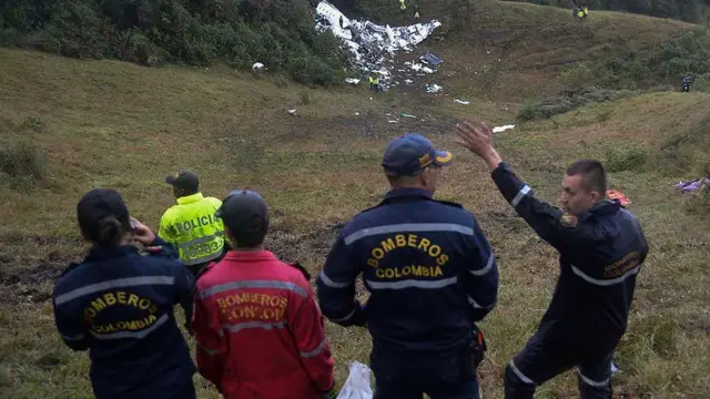 Socorristas e policiais no local da queda da aeronave