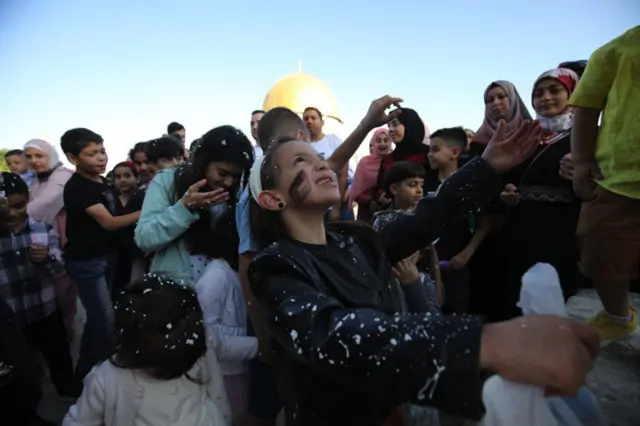 أطفال فلسطينيون شاركوا في الاحتفالات في باحة المسجد