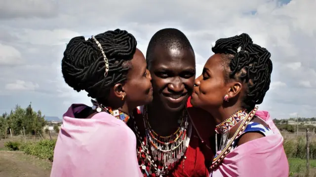 Hapa wanaonekana wakiwa mtaani kwao Alhamisi