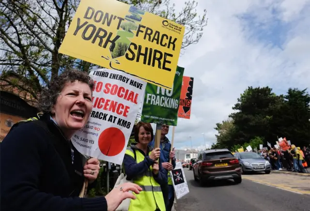 Kaya gazı üretimi çevreye verdiği zararlar ve içme sularına kimyasalların karışmasına yol açması gibi nedenlerle protesto ediliyor