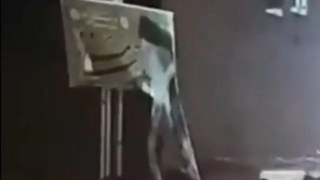 در تجمعی در بهارستان اصفهان یک تصویر بزرگ آیت الله خامنه ای به آتش کشید