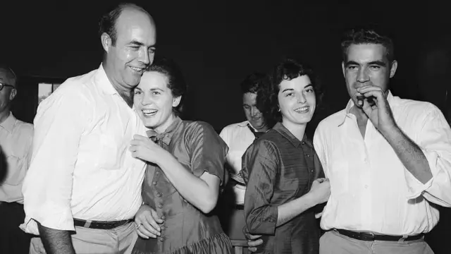 Los autores del crimen con sus esposas.