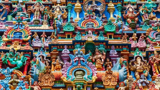 மதுரை மீனாட்சி அம்மன் கோவில் கோபுரத்தில் உள்ள வேலைப்பாடுகள்