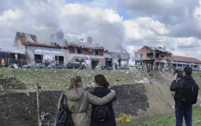 مقام های اوکراینی گفته اند که ارزیابی آنها نشان می دهد حمله موشکی روسیه به لویو از منطقه دریای خزر و شلیک از روی هواپیما انجام شده است