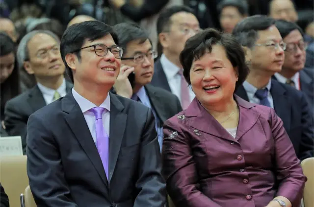 接任副院长的陈其迈（左），在地方选举败选后人气反而直升。