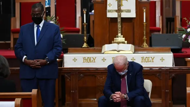 El pastor Silvester Beaman, de pie junto a Biden en su iglesia de Wilmington.