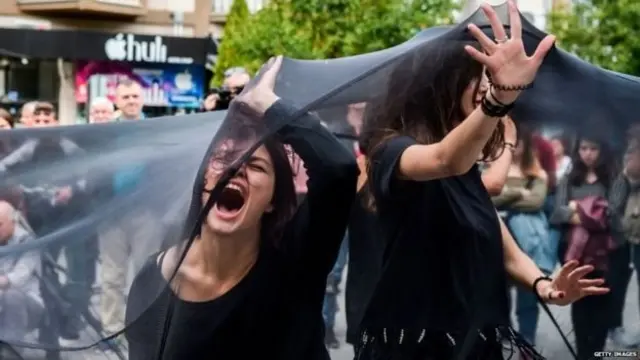 பாலியல் புகார்