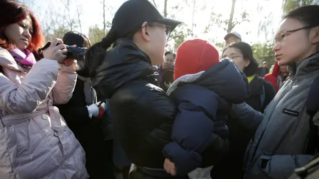 Anaokulunun girişi veliler ve gazeteciler