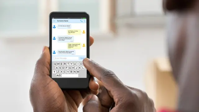 Una persona escribiendo un mensaje en un teléfono móvil