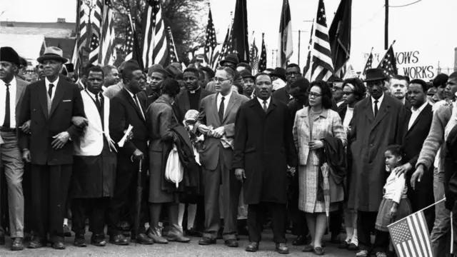 Imagen de una marcha a favor de los derechos de los afroestadounidenses en Selma, Alabama, en 1965. En el centro de la imagen se encuentran Martin Luther King y su esposa, Coretta Scott King.