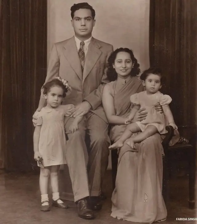 जहांगीर इंजीनियर अपनी पत्नी और दो बेटियों के साथ.