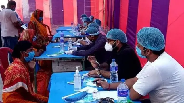 स्वास्थ्य जाँच गराउँदै महिलाहरू