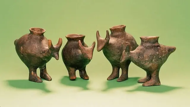 ظروف کوچک پیدا شده در گورهای نوزادان عصر برنز و آهن در باواریا احتمالا برای تغذیه نوزادان و کودکان کوچک با شیر حیوانات استفاده می شده